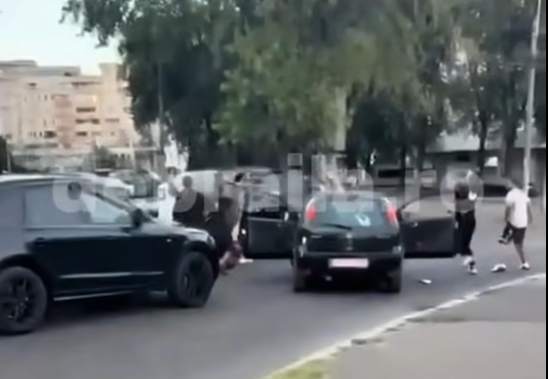 video bataie cu sabii si topoare in mijlocul unei strazi din braila un barbat si o femeie au fost agresati politistii ii cauta pe atacatori 68a597946e2ca