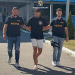 video el este individul care a sechestrat doua tinere intr un apartament din constanta politistii au spart usa 68adad964ce2c