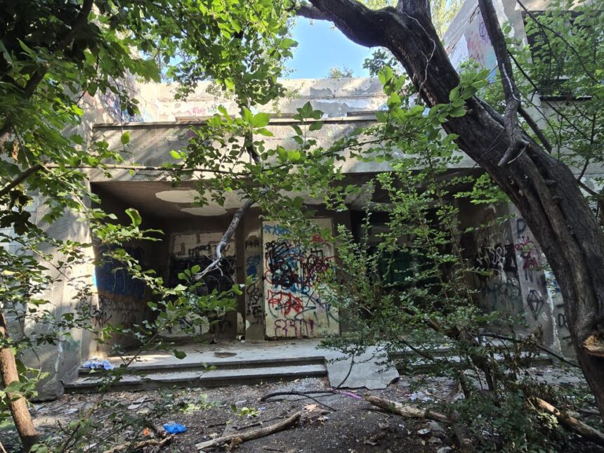 video galerie foto confort urban blocheaza accesul in fosta cresa nr 6 din inel ii pana la demolarea ei 688bf763b76e6