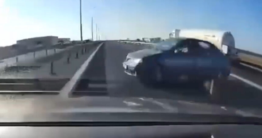 video gest inconstient pe autostrada a1 un sofer a tras brusc de volan pentru a intoarce si a lovit o alta masina 6897694dc268c