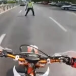 video gestul teribilist al unui tanar pe motocicleta care i a adus o amenda de 800 de lei si suspendarea permisului 689cf93495091