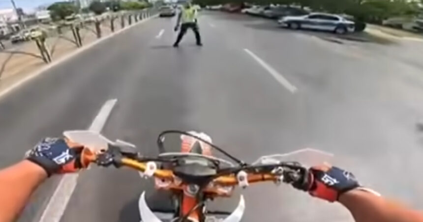 video gestul teribilist al unui tanar pe motocicleta care i a adus o amenda de 800 de lei si suspendarea permisului 689cf93495091