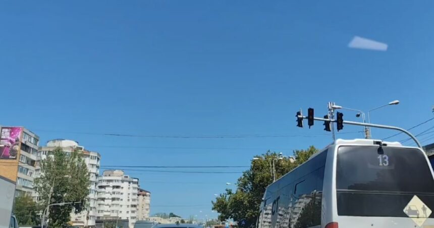 Haos în intersecția de la Tomis III! Semafoarele nu funcționează, poliția dirijează traficul. 1 video haos in intersectia de la tomis iii nu merg semafoarele politia dirijeaza traficul 68b190bb5bdfa
