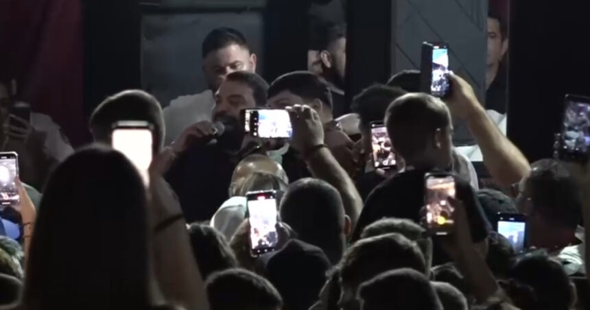 În plină criză economică, o primărie cu 2.300 de locuitori a plătit 59.000 lei pentru ca Florin Salam să susțină un concert la zilele comunei. 1 video in plina criza economica o primarie cu 2 300 de locuitori a platit 59 000 lei pentru ca florin salam sa cante la zilele comunei 6894b83b55630