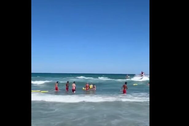 video interventie contra cronometru pe plaja gloria din eforie salvamarii se lupta sa salveze din valuri o familie de turisti 68a082371a429