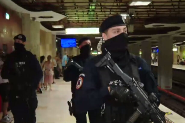 video jandarmii inarmati la metrou au dat nastere unor teorii ale conspiratiei ce spun oamenii care s au intalnit cu ei in statii 689cb9d44ebcf