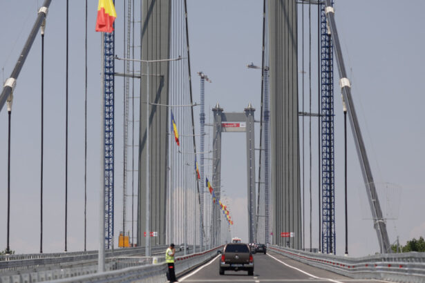 video noi probleme la golden gate de romania in asfaltul podului de la braila au aparut gauri prin care iese apa ce spune cnair 6890d1cbcc21d