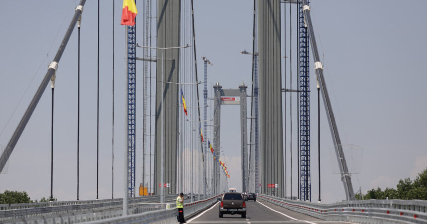 video noi probleme la golden gate de romania in asfaltul podului de la braila au aparut gauri prin care iese apa ce spune cnair 6890d1cbcc21d