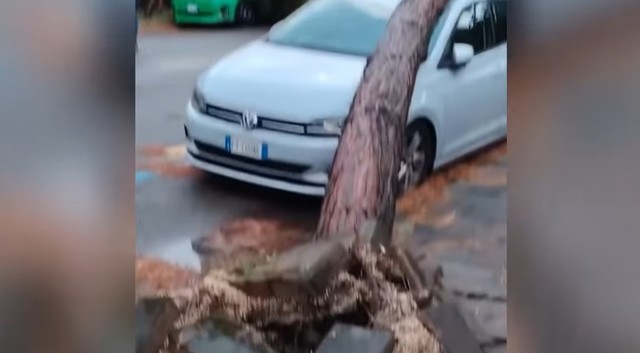 O furtună violentă a lovit Rimini 1 video o furtuna violenta a lovit rimini 68ac19977d6aa