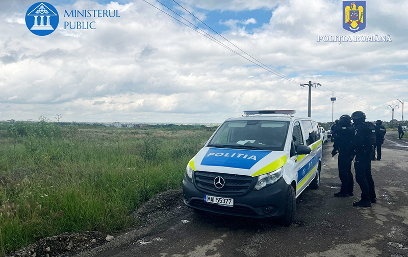 Patru bărbați din Tulcea și unul din Belgia, menținuți în arest de judecătorii din Constanța! Ce au descoperit mascații în localitatea Mihai Bravu 1 video patru barbati din tulcea si unul din belgia mentinuti in arest de judecatorii din constanta ce au descoperit mascatii in localitatea mihai bravu 68a4cb1fe13c5
