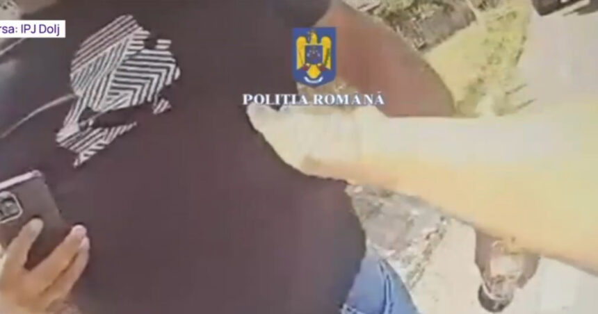 Polițistă amenințată cu toporul de un bărbat în Dolj, femeia trăgând un foc de avertisment. 1 video politista amenintata cu toporul de un barbat in dolj femeia a tras un foc de avertisment 68a9b097b913b