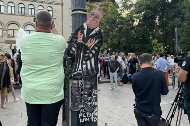 video protest in piata universitatii fata de declararea zilei de doliu national pentru iliescu jandarmeria spune ca manifestatia e ilegala 6894dee7c7a58