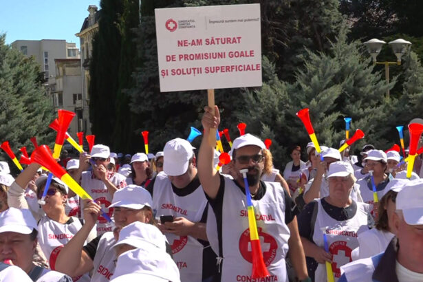 video reforma la stat scoate oamenii in strada sute de protestatari s au adunat in fata prefecturii din constanta 68aebe53720f4