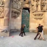 video sagrada familia stropita cu vopsea rosie de doua femei in semn de protest vrem dreptate climatica 68b463456afb9