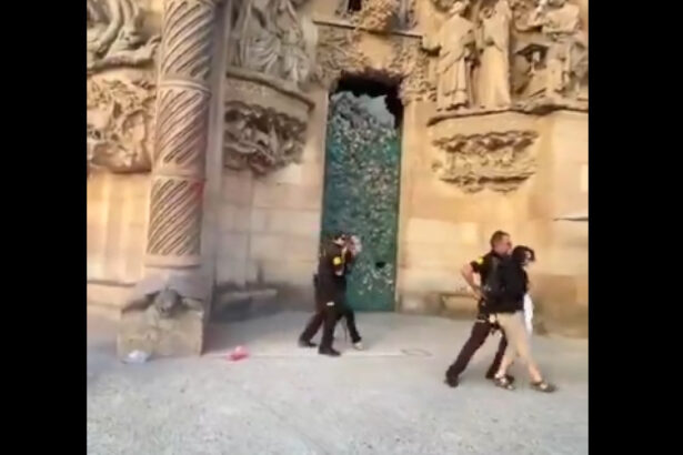 video sagrada familia stropita cu vopsea rosie de doua femei in semn de protest vrem dreptate climatica 68b463456afb9