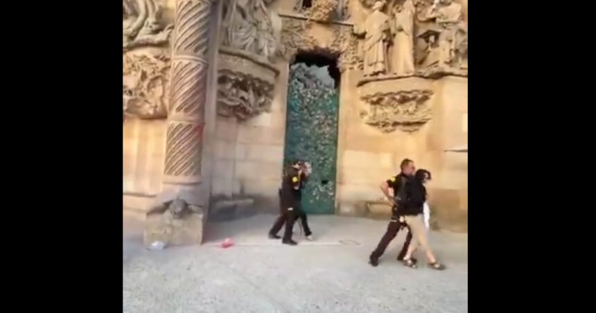 video sagrada familia stropita cu vopsea rosie de doua femei in semn de protest vrem dreptate climatica 68b463456afb9