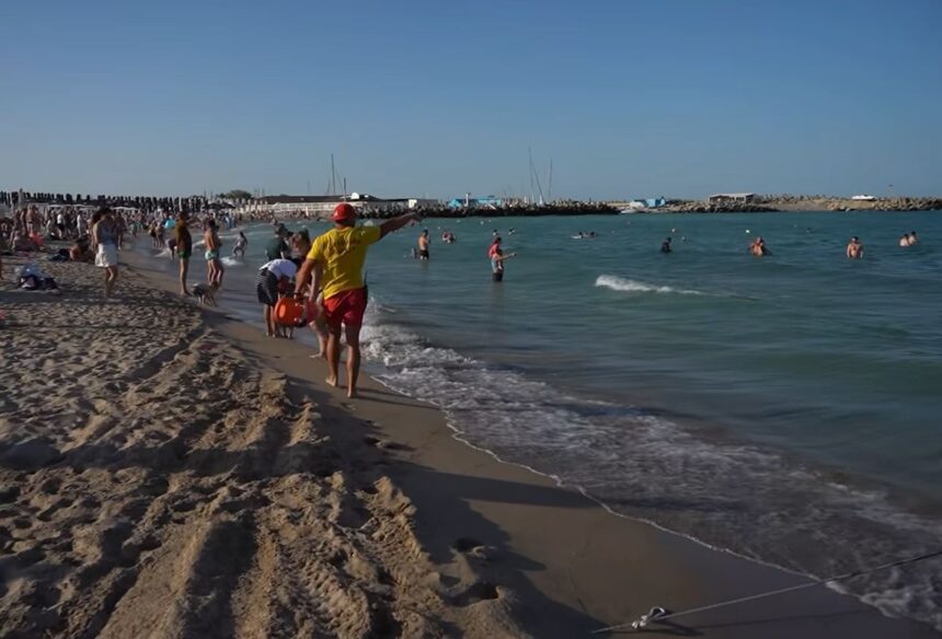 Salvamarii din Eforie Nord avertizează: Ignorarea regulilor pe plajă poate avea consecințe costisitoare 1 video salvamarii din eforie nord avertizeaza ignorarea regulilor pe plaja te poate costa scump 6890864aef457