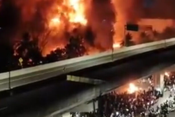 video trei persoane au murit intr un incendiu in timpul unei manifestatii in orasul makassar din indonezia 68b293320a524