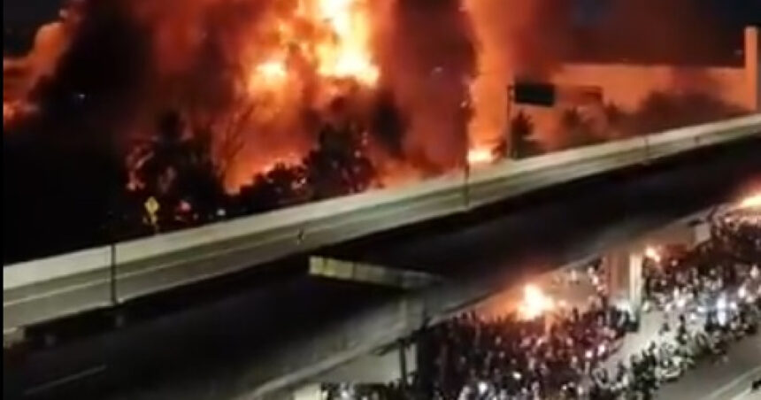 video trei persoane au murit intr un incendiu in timpul unei manifestatii in orasul makassar din indonezia 68b293320a524