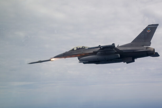 video un avion de tip f 16 se prabuseste in centrul poloniei la o repetitie pilotul a decedat dupa ce a incercat sa redreseze avionul pana in ultimul moment 68b0ba244f95b