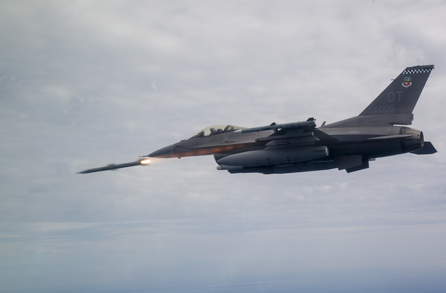 video un avion de tip f 16 se prabuseste in centrul poloniei la o repetitie pilotul a decedat dupa ce a incercat sa redreseze avionul pana in ultimul moment 68b0ba244f95b