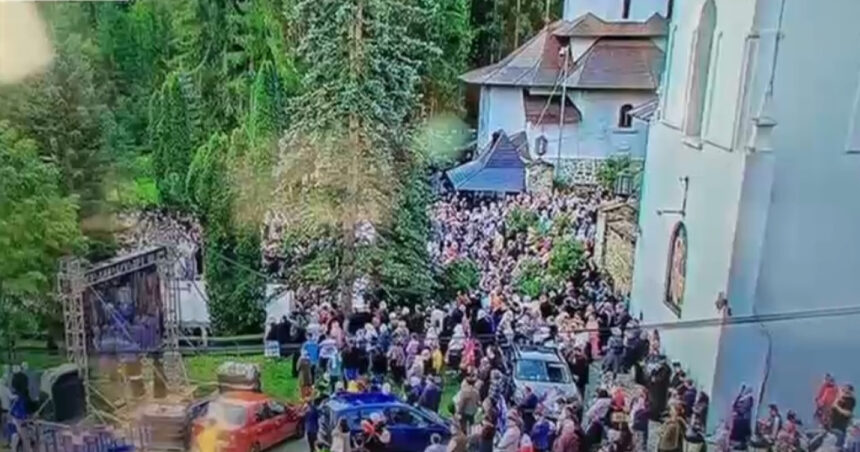 Zeci de pelerini au avut nevoie de îngrijiri medicale în timpul slujbei de canonizare a Sfinților Paisie și Cleopa. 1 video zeci de pelerini au avut nevoie de ingrijiri medicale ei au participat la slujba de canonizare a sfintilor paisie si cleopa 6894b4bb476ca