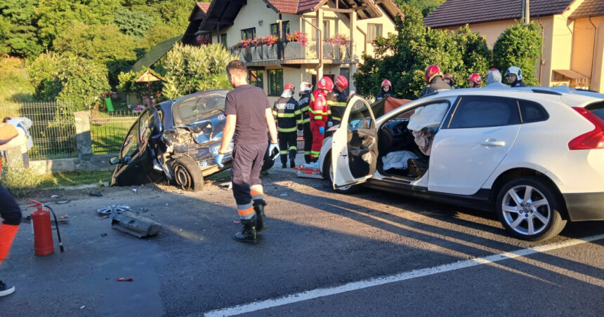 videofoto accident grav pe valea oltului un copil de 3 ani a murit sase persoane au ajuns la spital traficul este complet blocat 68aeb049d6316