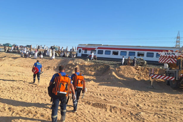 videofoto cel putin trei morti si peste 100 de raniti dupa deraierea unui tren in egipt 68b3f6451f887