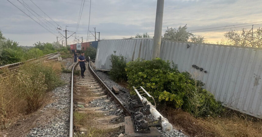 Circulația trenurilor a fost blocată vineri dimineață între Constanța și Mangalia din cauza deraierii unui marfar la Agigea. 1 videofoto circulatia trenurilor a fost blocata vineri dimineata intre constanta si mangalia din cauza deraierii unui marfar la agigea 688c89e7dbd92