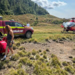 videofoto copil muscat de vipera intr o zona turistica din maramures preluat de un elicopter smurd 6894fe8bd785c