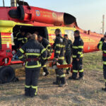 Pompierii continuă să combată incendiul de vegetație din Tulcea, care se extinde pe 8 hectare, cu intervenția a 3 elicoptere Black Hawk. 2 videofoto pompierii inca se lupta sa stinga incendiul de vegetatie din tulcea focul se intinde pe 8 hectare intervin si 3 elicoptere black hawk 6894fb0634d23