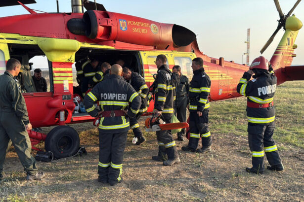 videofoto pompierii inca se lupta sa stinga incendiul de vegetatie din tulcea focul se intinde pe 8 hectare intervin si 3 elicoptere black hawk 6894fb0634d23