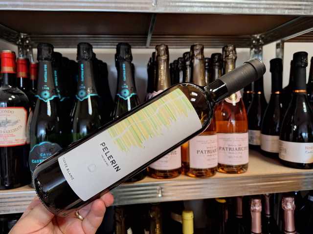 Vinul zilei: cupaj alb oltenesc din Sauvignon Blanc și Pinot Gris, cu arome de flori albe, piersici coapte și citrice. Un vin complex și elegant, potrivit pentru pește, fructe de mare, salate exotice sau brânzeturi proaspete. 1 vinul zilei un cupaj alb oltenesc obtinut din sauvignon blanc si pinot gris cu note de flori albe piersici coapte si citrice un vin complex elegant de asociat cu peste fructe de mare salate e 688dae5a45903