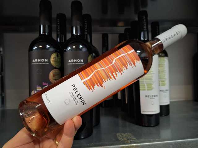 vinul zilei un pinot gris in editie ultra limitata notele sale amintesc de o gradina aromata si o livada de sfarsit de vara savuros alaturi de tartar de somon risotto cu sparanghel sau fructe de m 68a023505cee1
