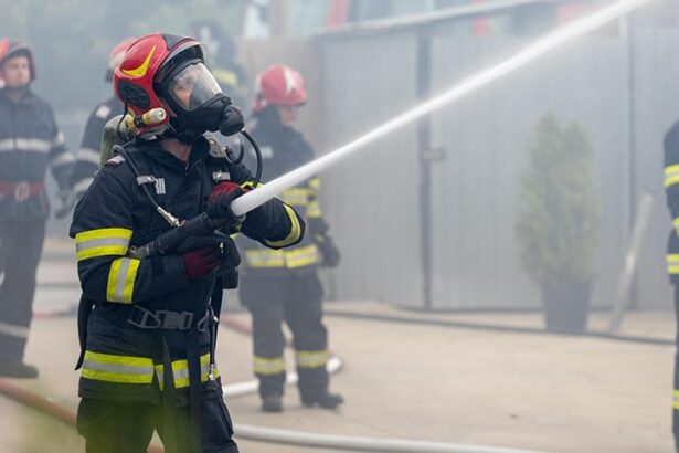 a luat foc o nava in santierul naval constanta pompierii intervin cu mai multe autospeciale 68dbc0bcf21b7
