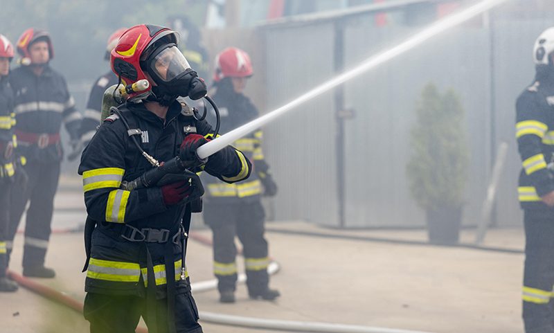 a luat foc o nava in santierul naval constanta pompierii intervin cu mai multe autospeciale 68dbc0bcf21b7