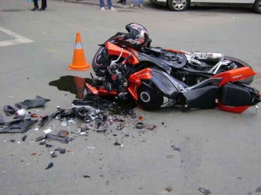 accident rutier intre un autoturism si o motocicleta in centrul statiunii costinesti 68c6cf2722a21