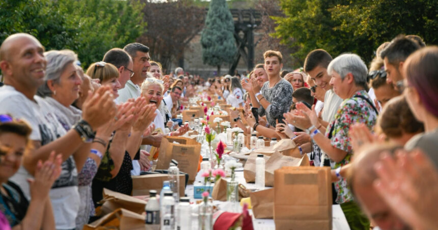 alba iulia intra in cartea recordurilor cu cea mai lunga masa din materiale reciclabile din lume peste 10 000 de participanti 68c6875903d88