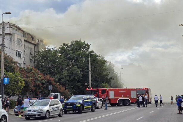 constanta autobuzele liniilor 102 si 13 circula deviat din cauza incendiului de la mansarda blocului de pe strada soveja 68c6dd6710a63