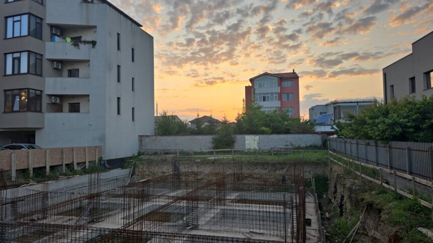 definitiv bloc in constructie din palazu mare cu autorizatia suspendata de judecatori pana la terminarea procesului pentru anularea ei 68d428990a4be