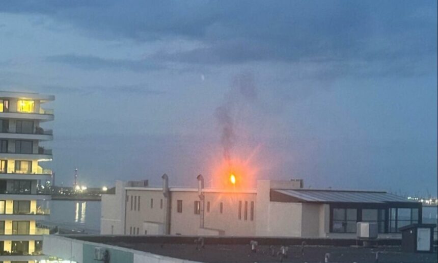 flacara uriasa si fum gros in zona navodari corbu ce transmit reprezentantii garzii de mediu constanta 68d02245dc8f0