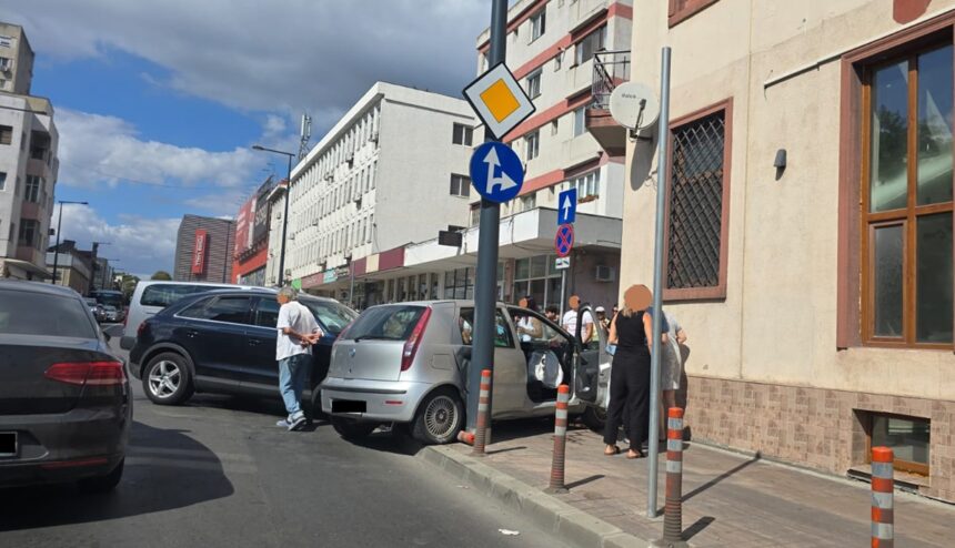 foto accident in centrul constantei langa tomis mall un fiat a ajuns pe trotuar 68ce91a324b11