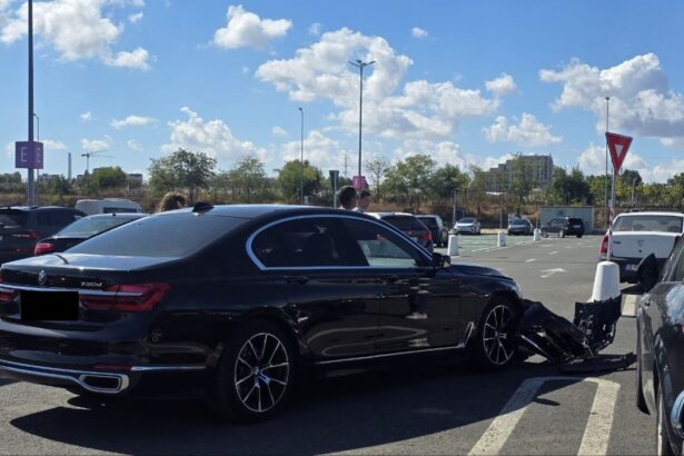 foto accident in parcarea auchan vivo implicate un bmw inmatriculat in constanta si o tesla din ucraina 68c533ed3895b