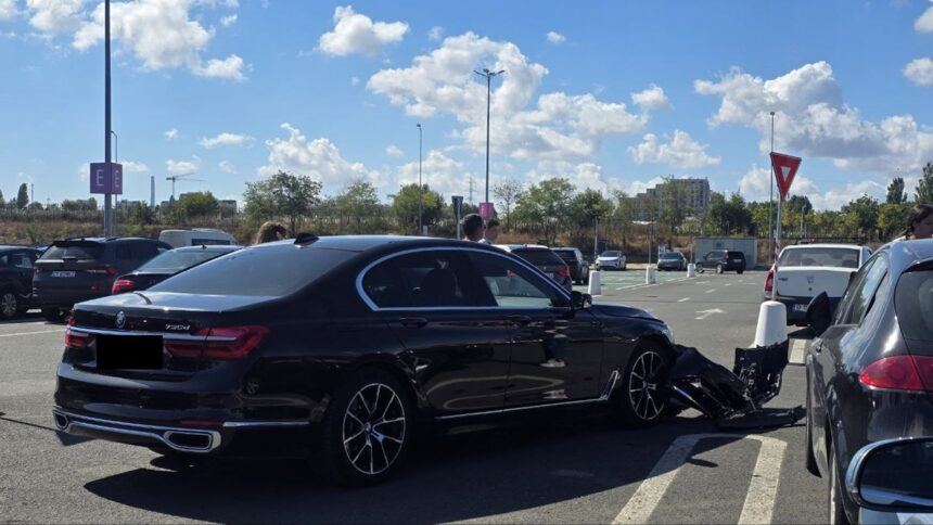 foto accident in parcarea auchan vivo implicate un bmw inmatriculat in constanta si o tesla din ucraina 68c533ed3895b