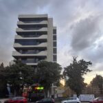 foto firma dakonis imobiliar srl continua investitia de pe bulevardul 1 mai blocul de noua etaje se construieste la doar cativa metri de primul imobil 68d9fb1254529