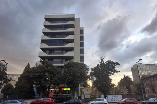 foto firma dakonis imobiliar srl continua investitia de pe bulevardul 1 mai blocul de noua etaje se construieste la doar cativa metri de primul imobil 68d9fb1254529