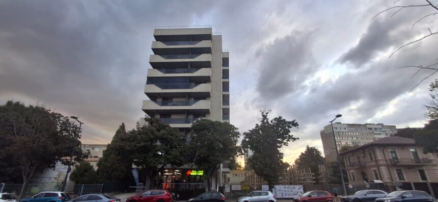 foto firma dakonis imobiliar srl continua investitia de pe bulevardul 1 mai blocul de noua etaje se construieste la doar cativa metri de primul imobil 68d9fb1254529