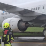 foto incident aviatic in polonia un avion a ratat aterizarea si a iesit de pe pista 68c7178564469