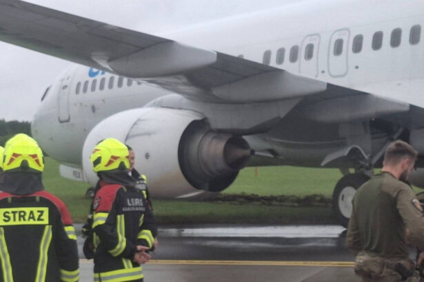 foto incident aviatic in polonia un avion a ratat aterizarea si a iesit de pe pista 68c7178564469