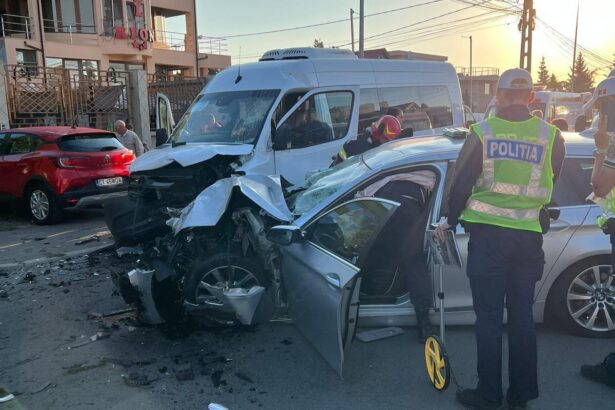 foto plan rosu activat dupa un accident intre un microbuz si un autoturism la iesire din mangalia 68bfb8ef0171f